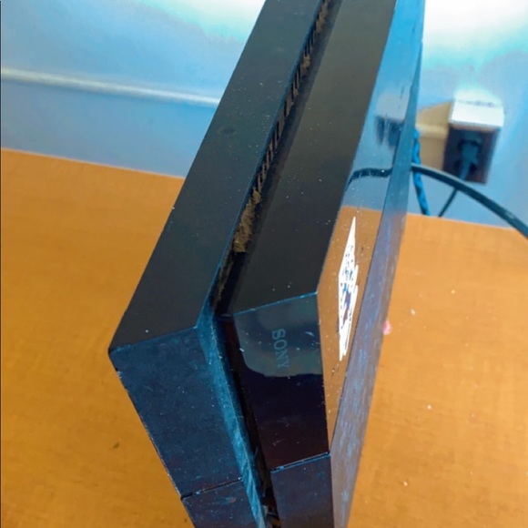 PS4 1 TB - Picture 2 of 2